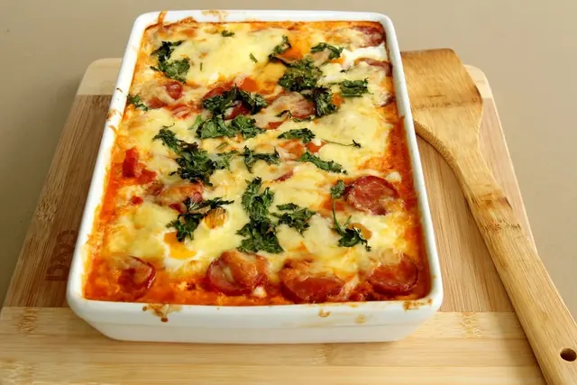 Uunissa paistettu lasagne vuoassa