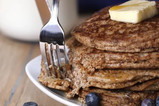 Pannukakkuja lautasella voinokareen kanssa